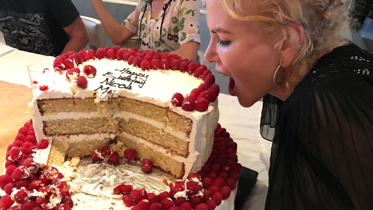 Nicole Kidman se do dortu padesátnice zakousla s chutí.