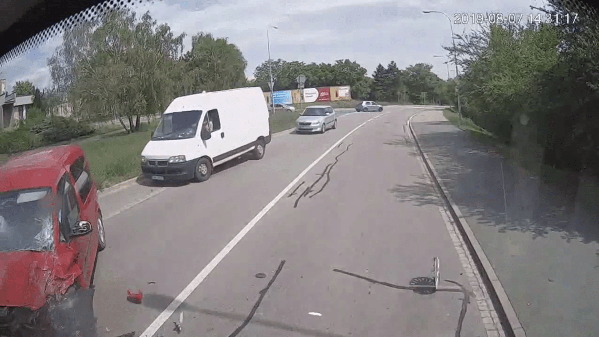 Nehoda autobusu s autem v Brně