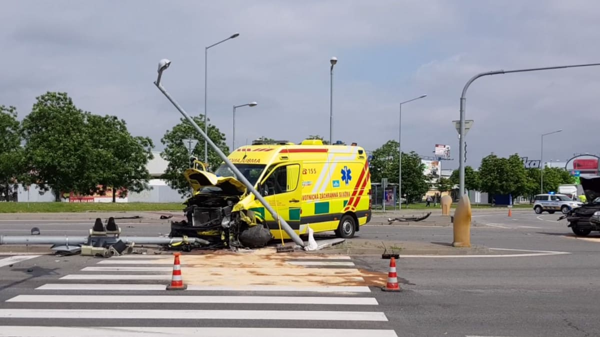 Ranní nehoda sanitky s osobním vozem v Brně