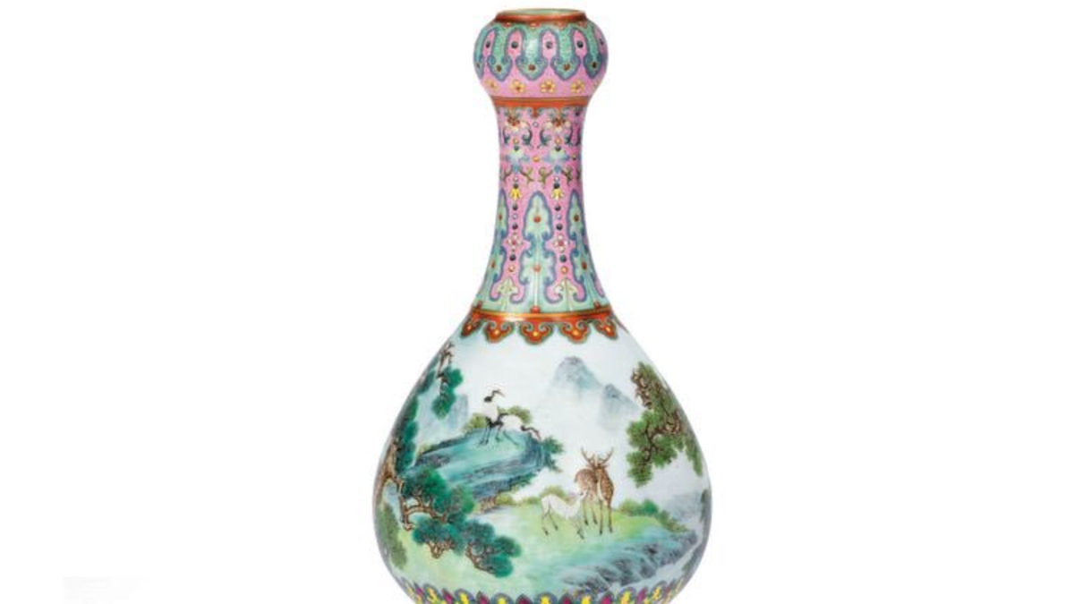 Čínská váza, která byla nalezena v krabici od bot, se prodala za 406 milionů korun
