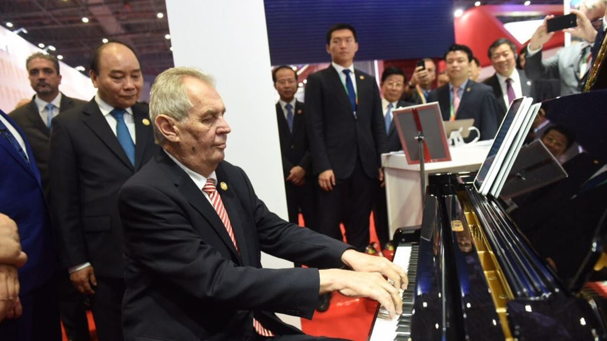Zeman v Číně: Zázračný ekonom i klavírista?