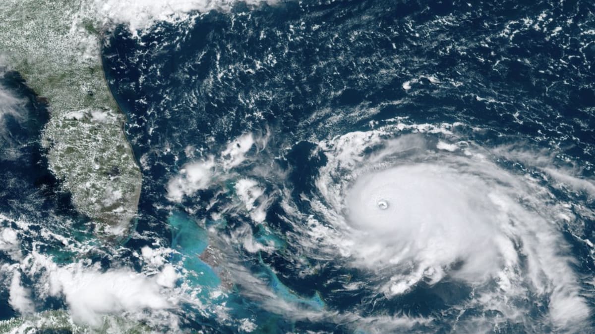 Hurikán Dorian se zdrží nad Bahamami