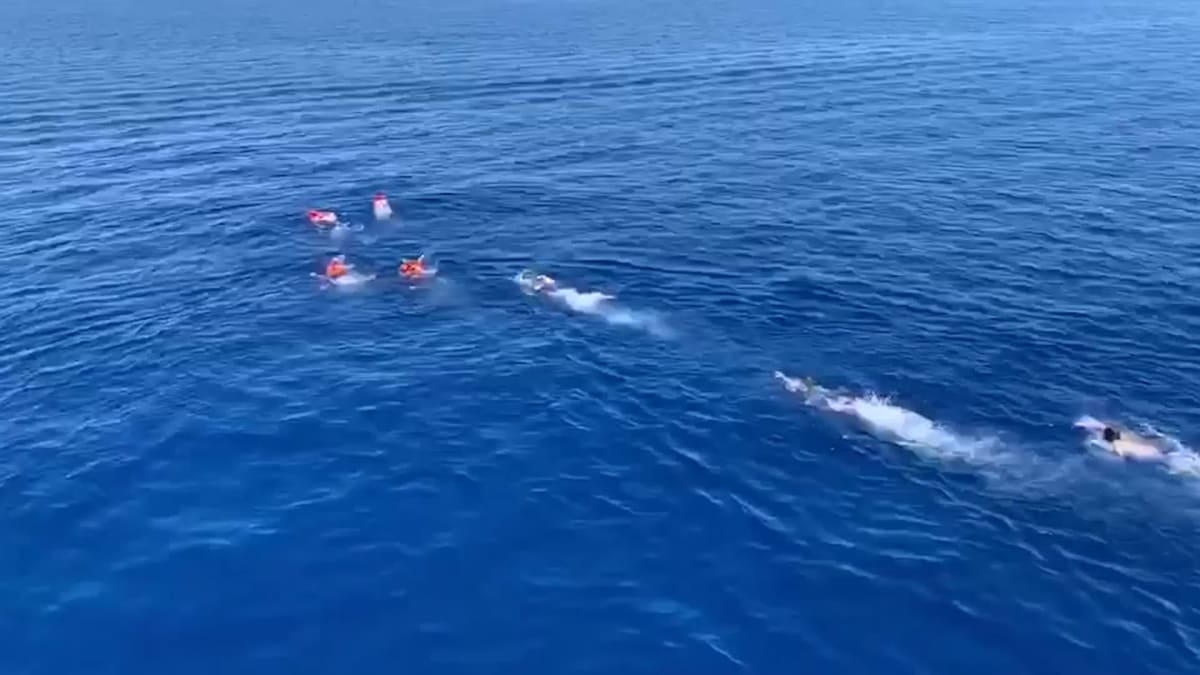 Migranti už vyskakují do moře a plavou na Lampedusu