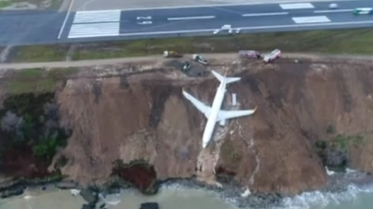 Letadlo v tureckém Trabzonu sjelo z přistávací dráhy