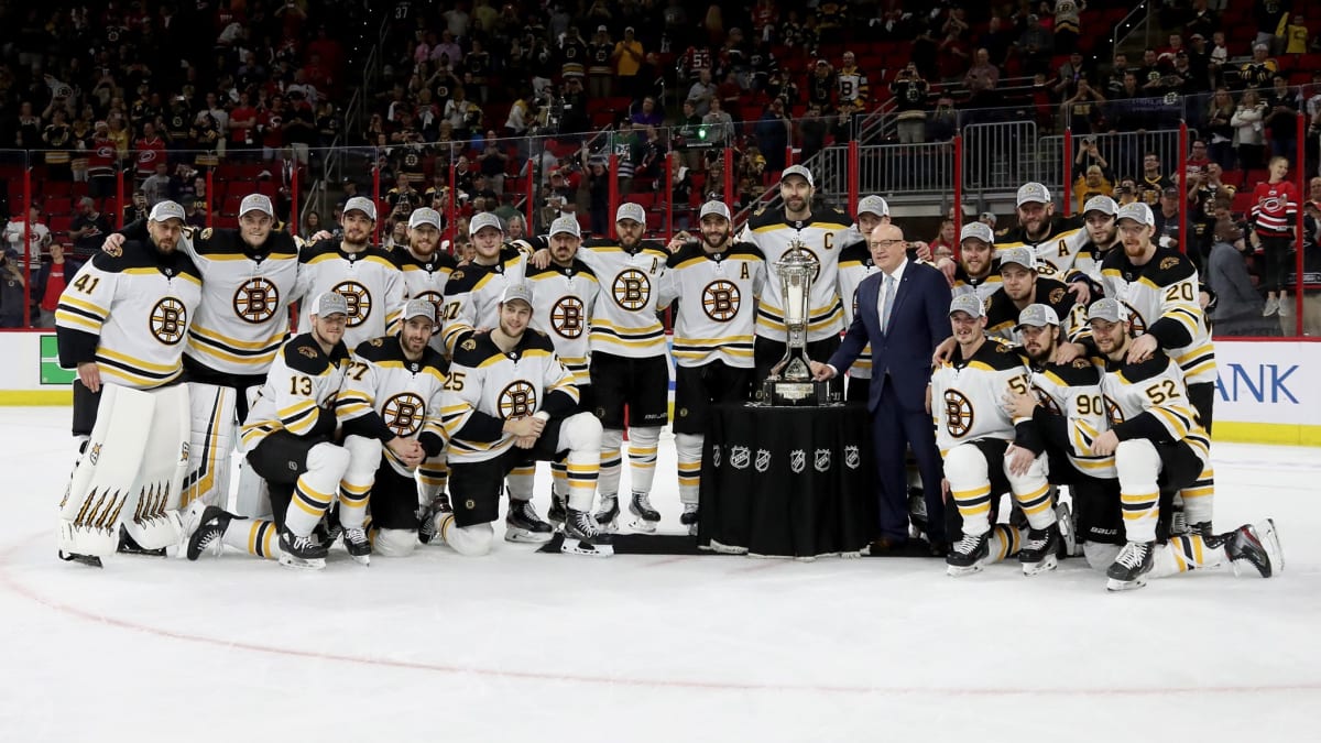 Boston Bruins s pohárem pro vítěze konference