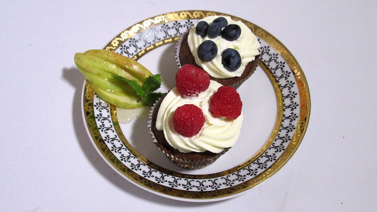 Brownies cupcake s mascarpone krémem a ovocem