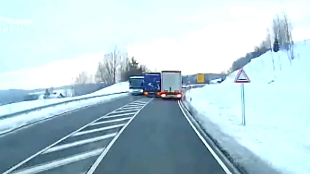 Nebezpečný předjížděcí manévr českého řidiče