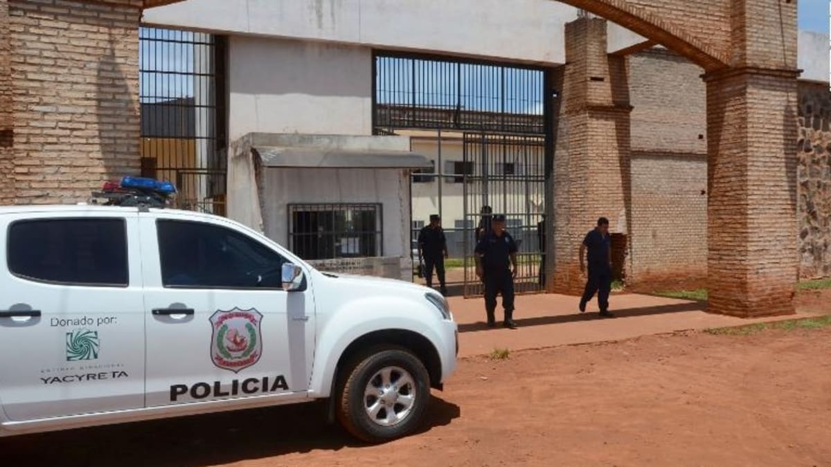 Policejní hlídka u vchodu do vězení ve městě Pedro Juan Caballero
