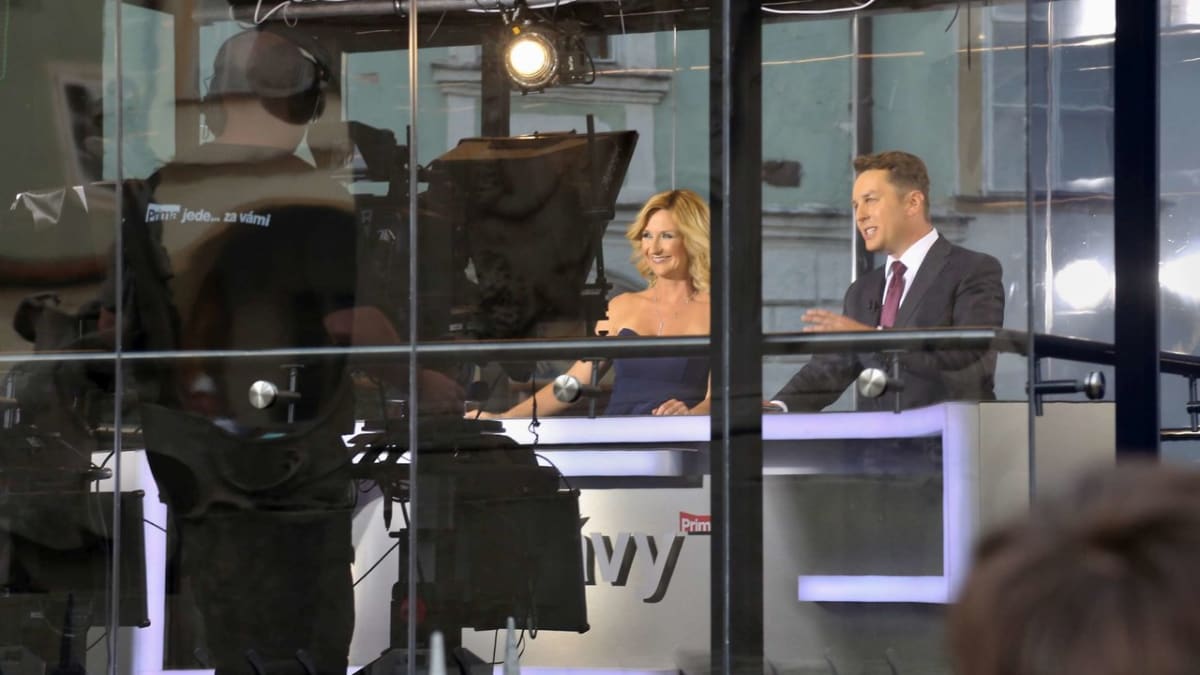 Moderátoři Terezie Kašparovská a Tomáš Hauptvogel při přímém přenosu Zpráv FTV Prima z Mikulova