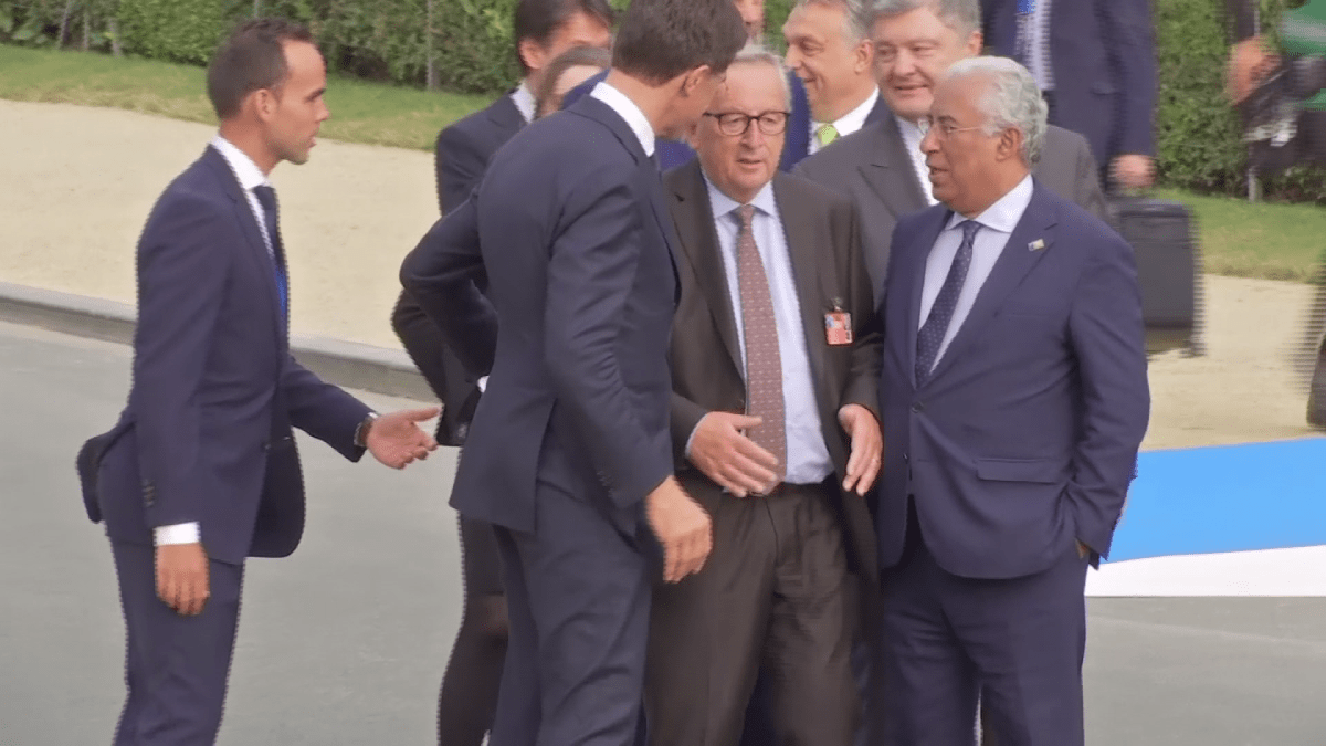 Junckera pozlobil ischias. Na slavnostní ceremonii summitu NATO se potácel jako opilí