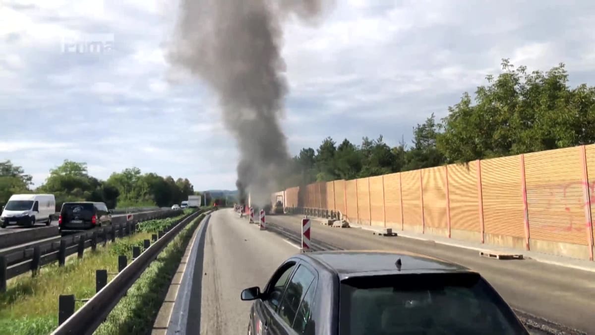 Na dálnici D1 hořel náklaďák (zdroj : Lukáš Bladovič Hlavatý)