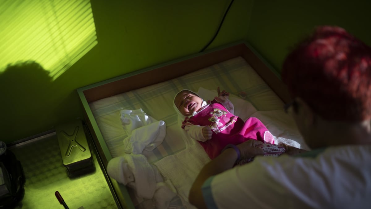 Romské matky na Slovensku drží po porodu v nemocnici i proti jejich vůli, píše agentura AP