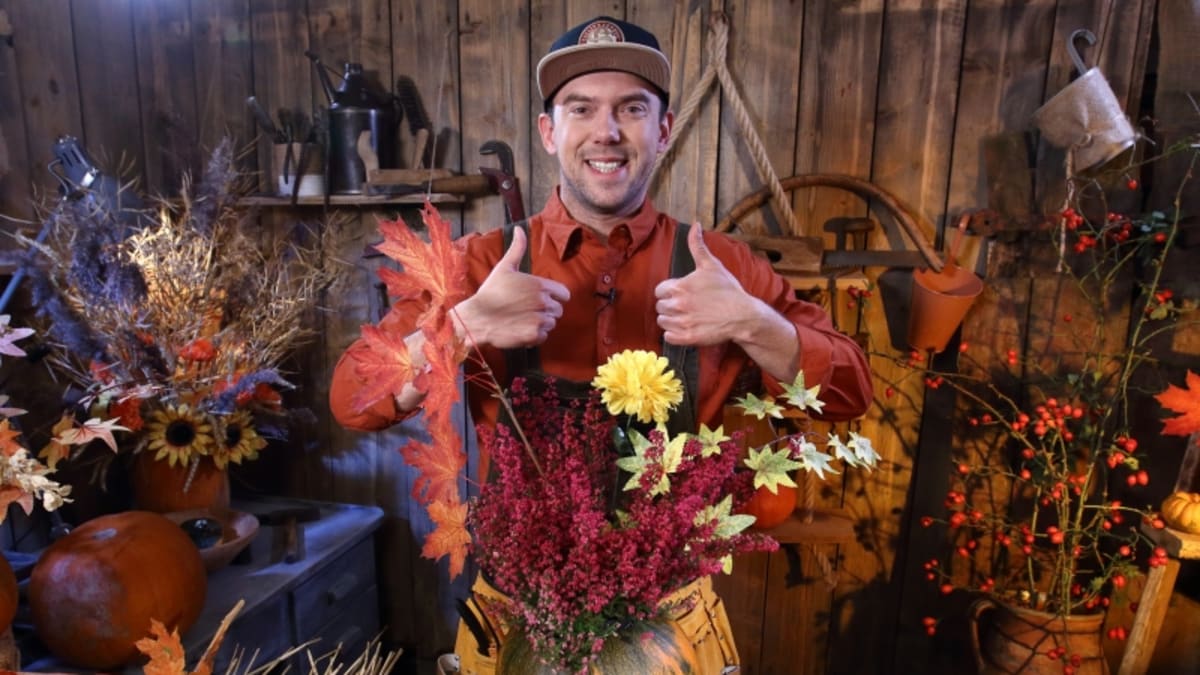 Z dýně můžete vyrobit třeba vázu s podzimními květinami