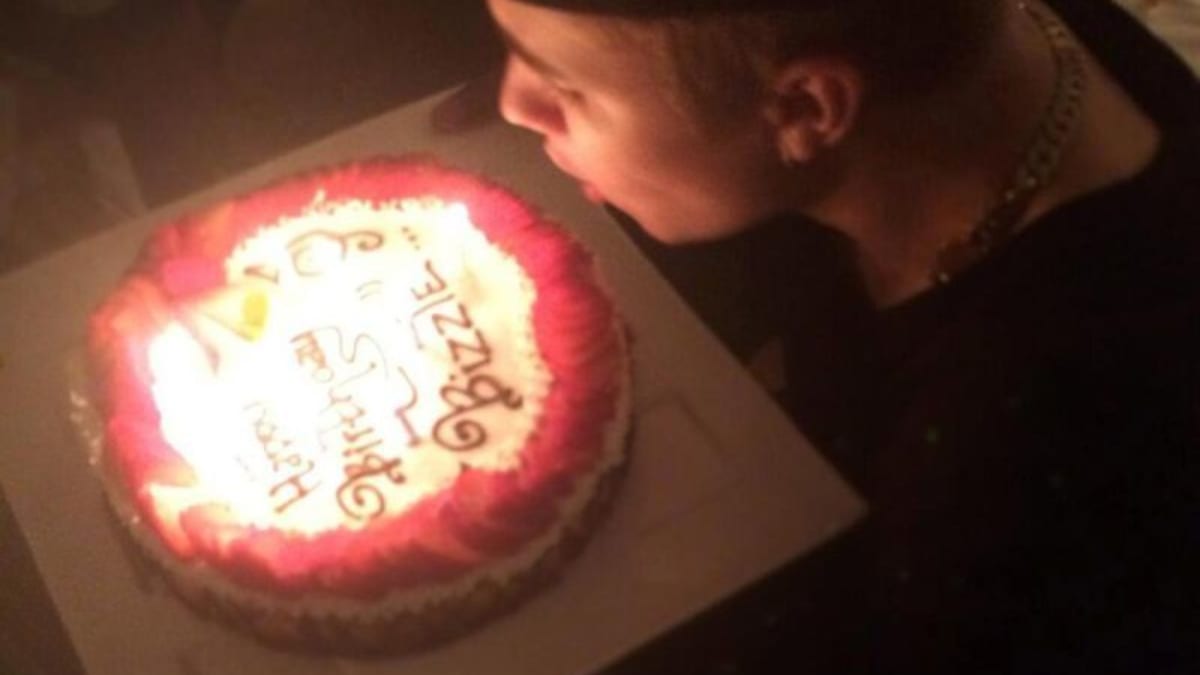 Justin Bieber s narozeninovým dortem