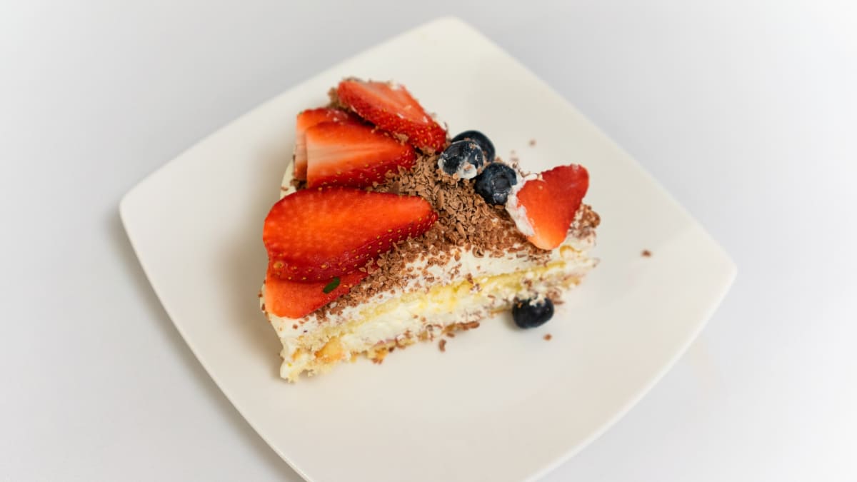Piškotový dort s krémem a čerstvým ovocem