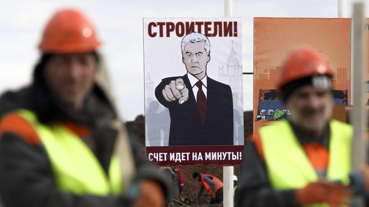 Moskevský starosta vyzývá stavbaře z plakátu k urychlenému postavení nemocnice