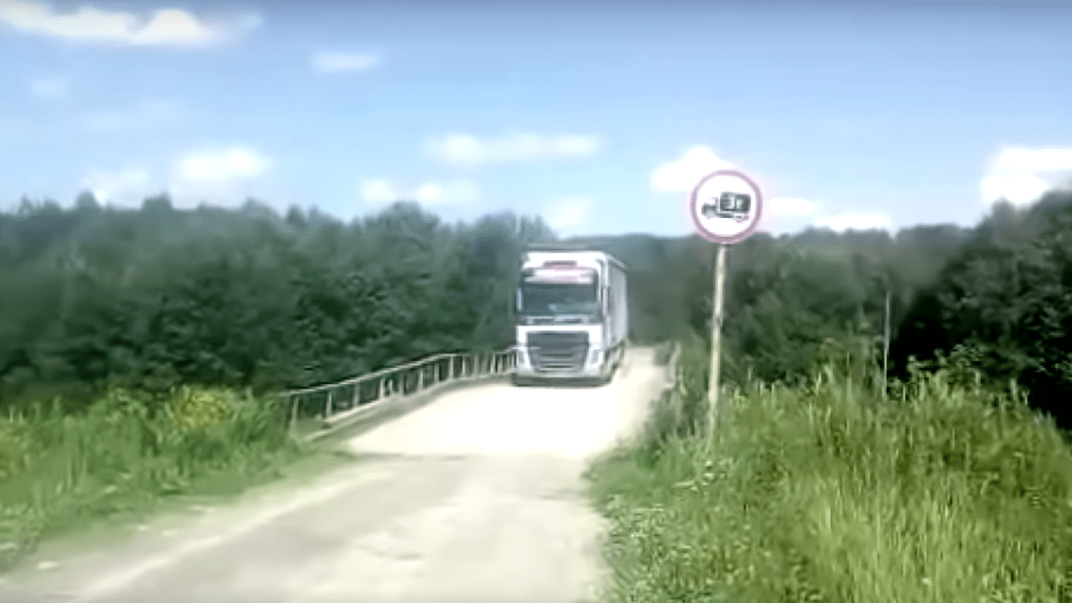 Omezení byla řidiči kamionu fuk: Most se zhroutil jak domeček z karet