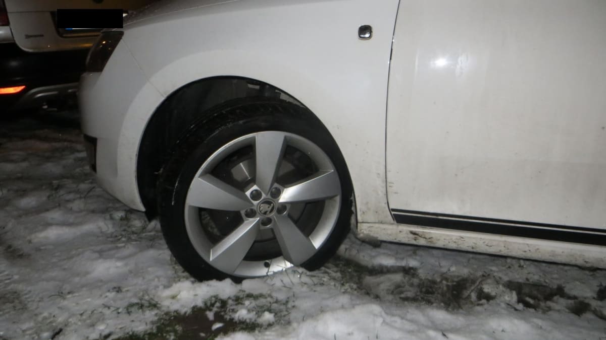 Vandal propíchal pneumatiky u aut v Brně