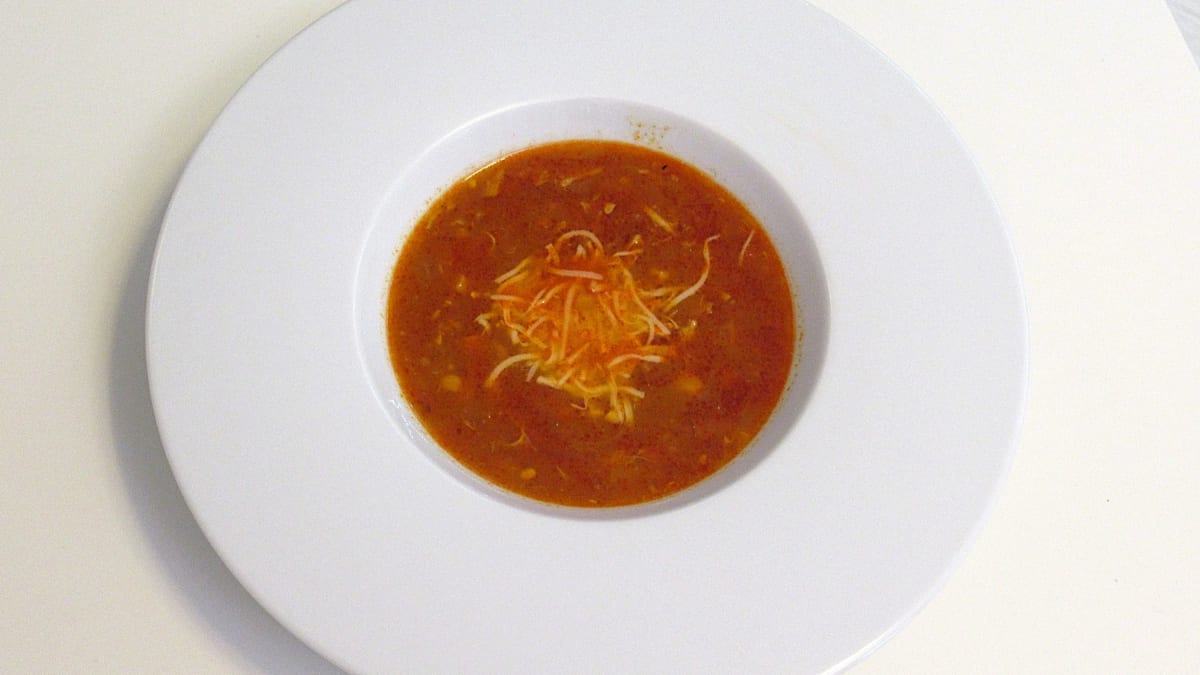 Pikantní tomatová polévka s kuřecím masem a kukuřicí