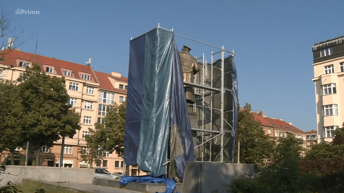 Zakrytá socha maršála Koněva