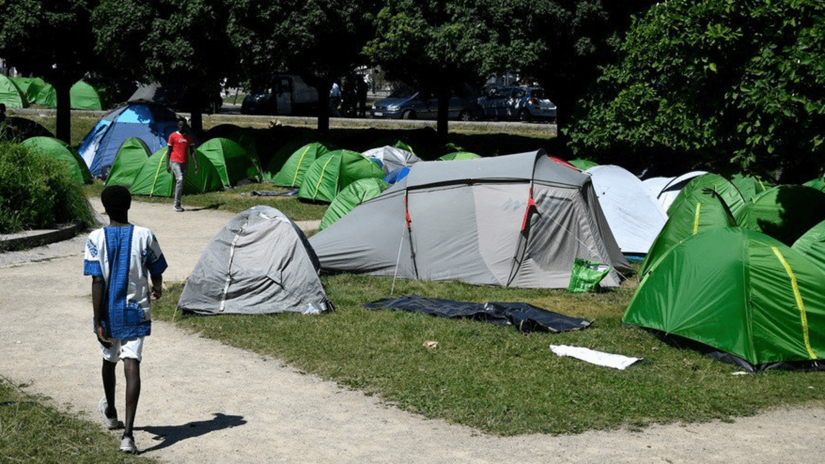 Stovky uprchlíků se usadily v parku ve francouzském Nantes