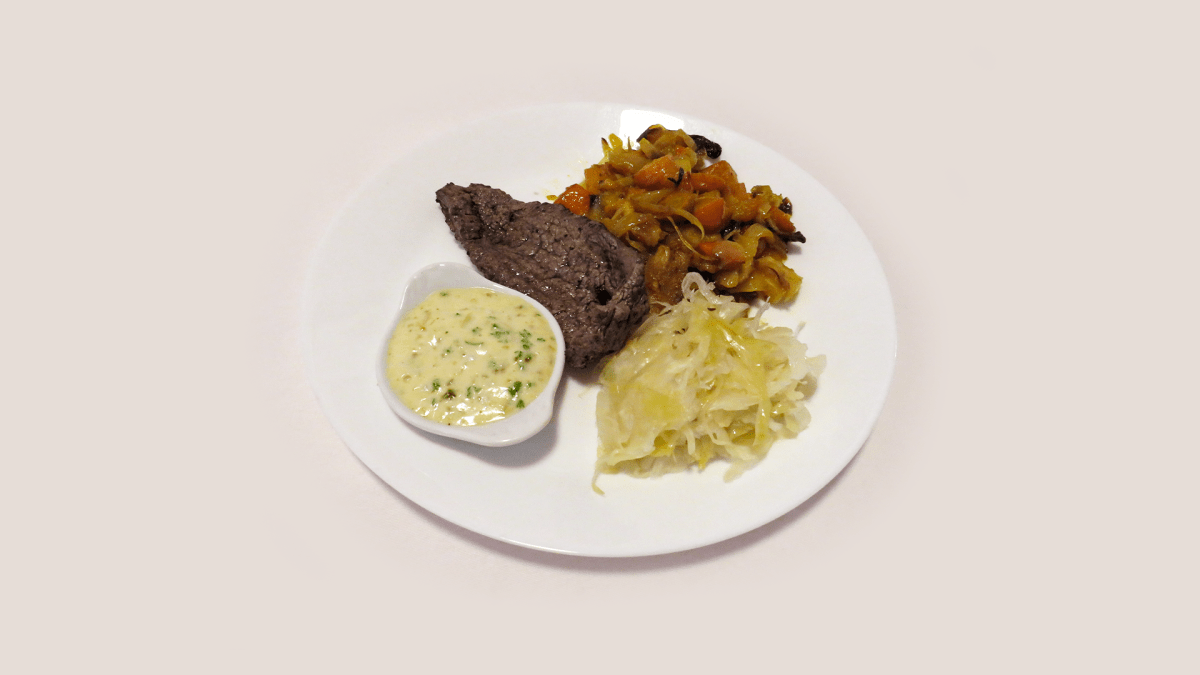Kouřový steak s pečenou zeleninou, domácí nakládané zelí