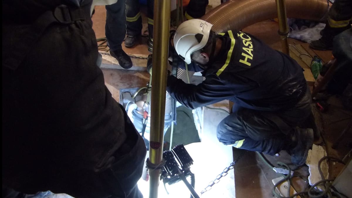 Záchranáři se muže zavaleného ve studni snaží vyprostit přes 40 hodin, jeho šance na přežití je minimální