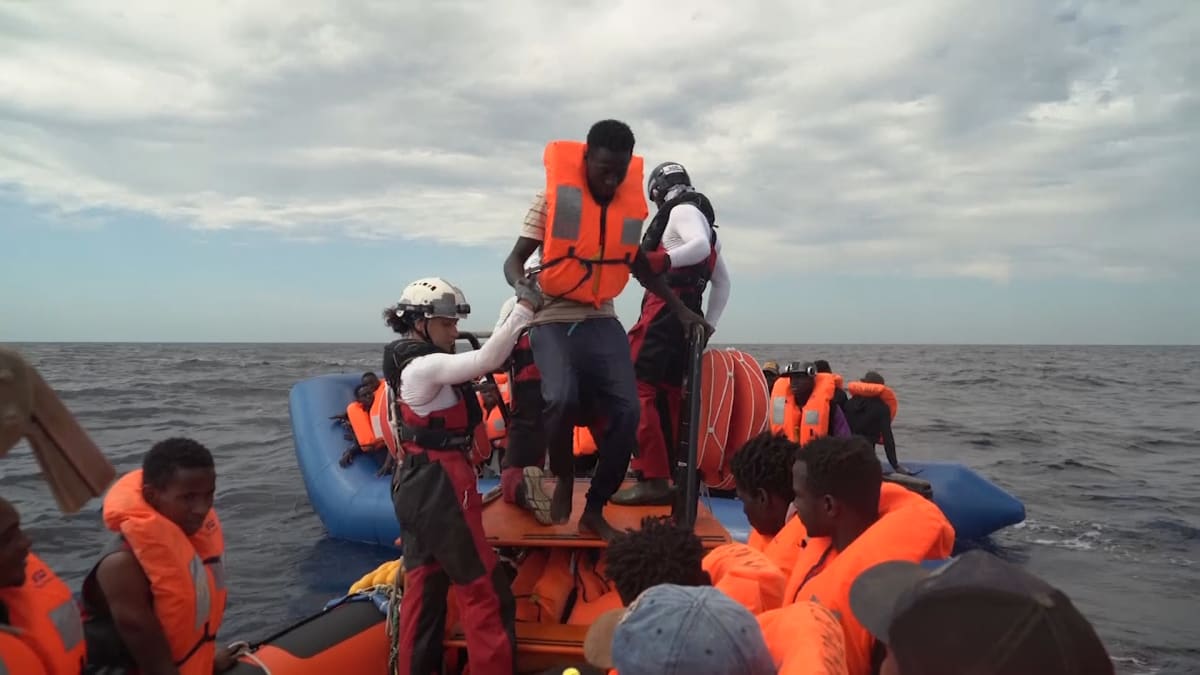 Další padesátku migrantů zachránili aktivisté na moři