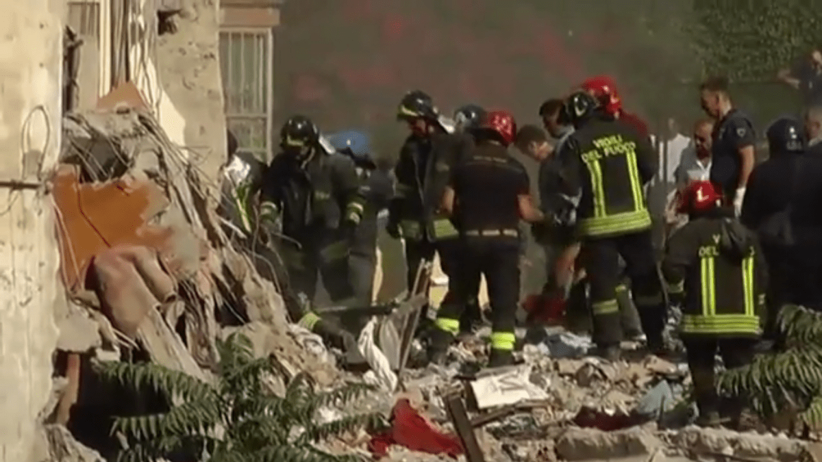 V Neapoli se zřítila obytná budova