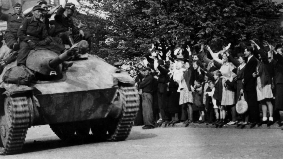 Vlasovci na příbramském náměstí 9. 5. 1945 s trofejním sovětským tankem T-34/76 vz. 1941