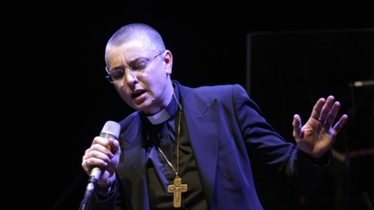 Sinéad O'Connor se na koncert v Římě oblékla jako farář