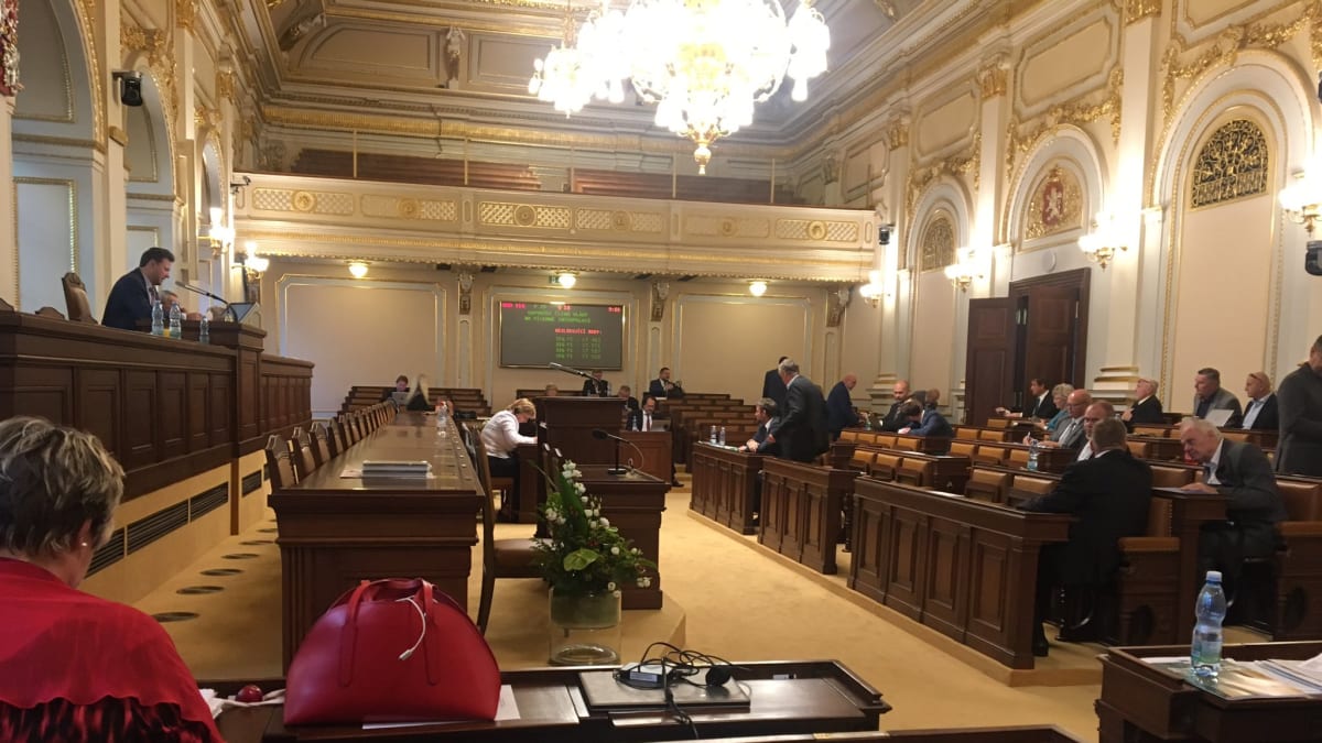 „Ve vládní lavici narváno jak na přednášce od 8 ráno.“ Poslanci reagují na účast při jednání o žalobě na Zemana