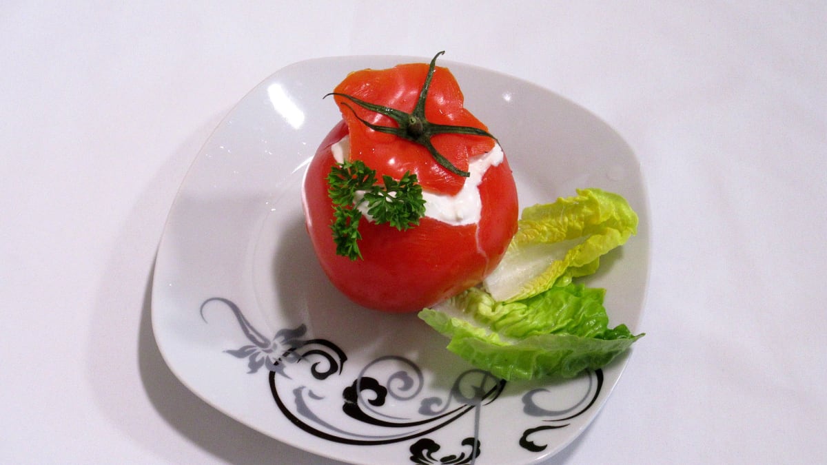 Plněná rajčata a domácí pečivo