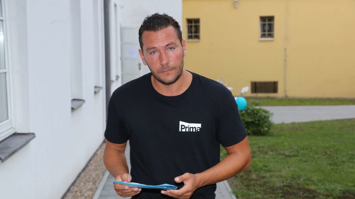 Reportér Krimi zpráv Michal Janotka chvíli před svým živým vstupem