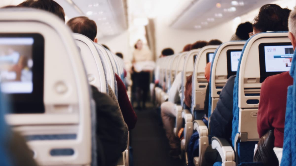 Jak se vyhnout nákaze v letadle? Zamluvit si sedadlo u okna.