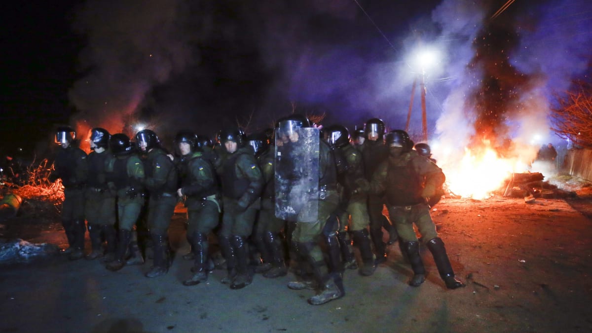 Střety mezi demonstranty a policií v okolí městečka Novi Sanžary