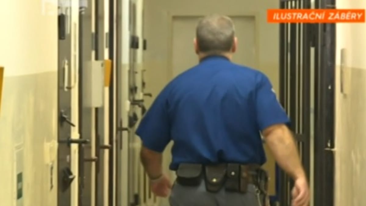 Stovky vězeňských dozorců chtějí proplatit přestávky na obědy