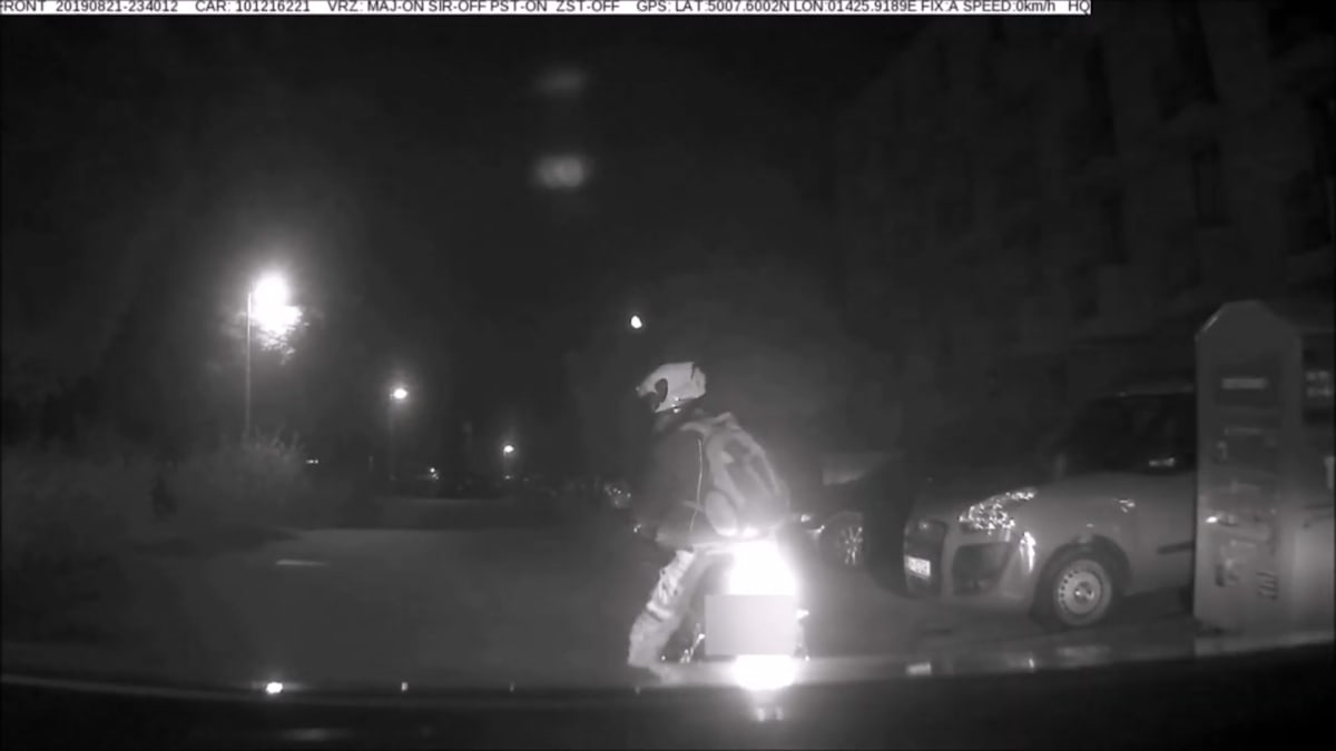 Zdrogovaný motorkář ujížděl před policisty ulicemi noční Prahy