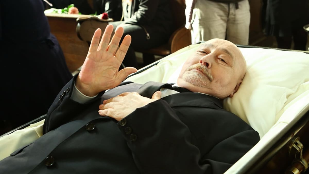 První epizoda seriálu Slunečná zavedla diváky na pohřeb
