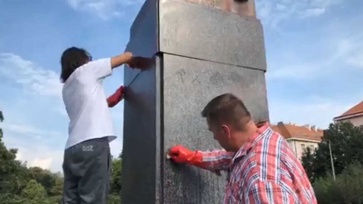 Dva muži druhým dnem čistili sochu maršála Koněva v Praze