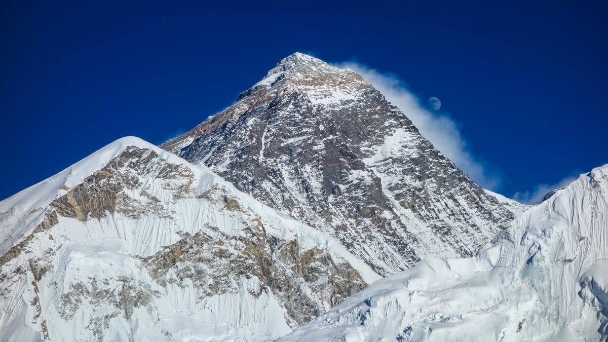 Mount Everest a vycházející měsíc. Nepál
