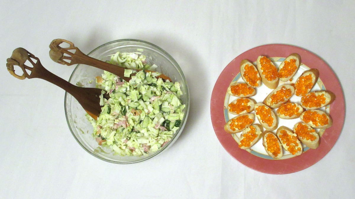 Salát s pekingským zelím, jednohubky s červeným kaviárem