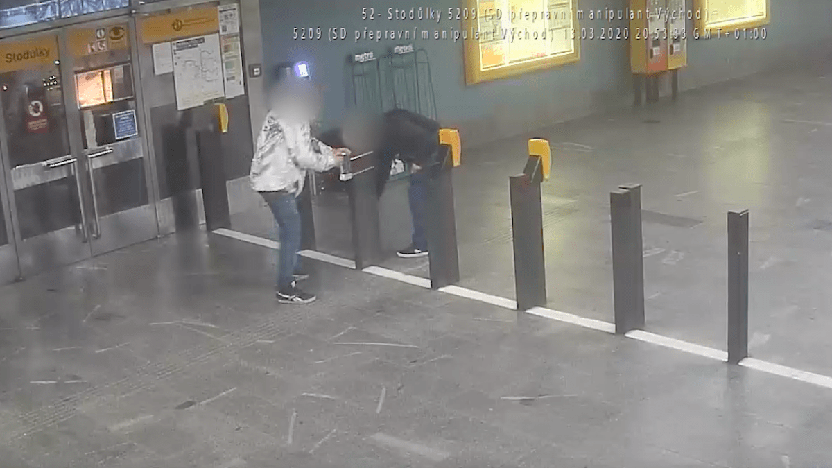 Vandal ukopl dezinfekční dávkovač v metru