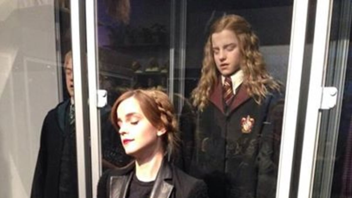 Emma Watson kabát Hermiony bez problému oblékne