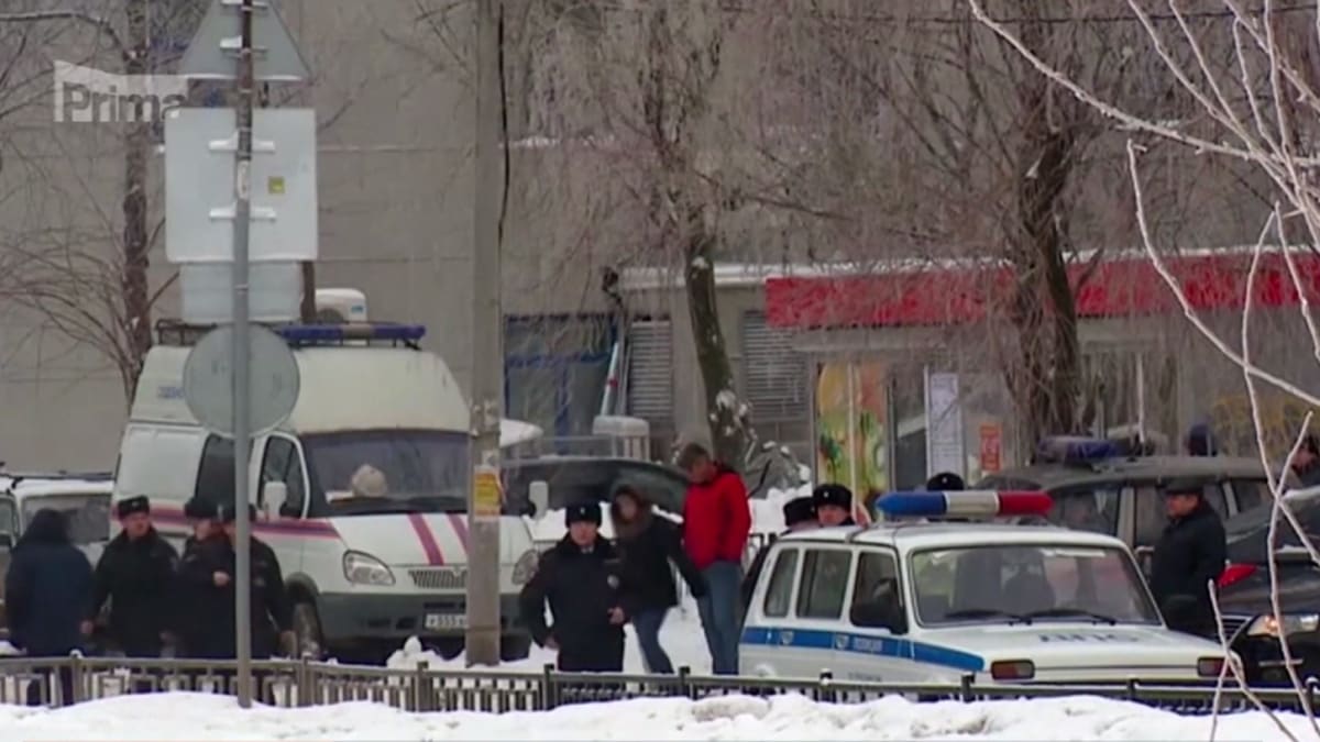 Při útoku ve škole v ruském Permu pobodali dva bývalí žáci patnáct lidí