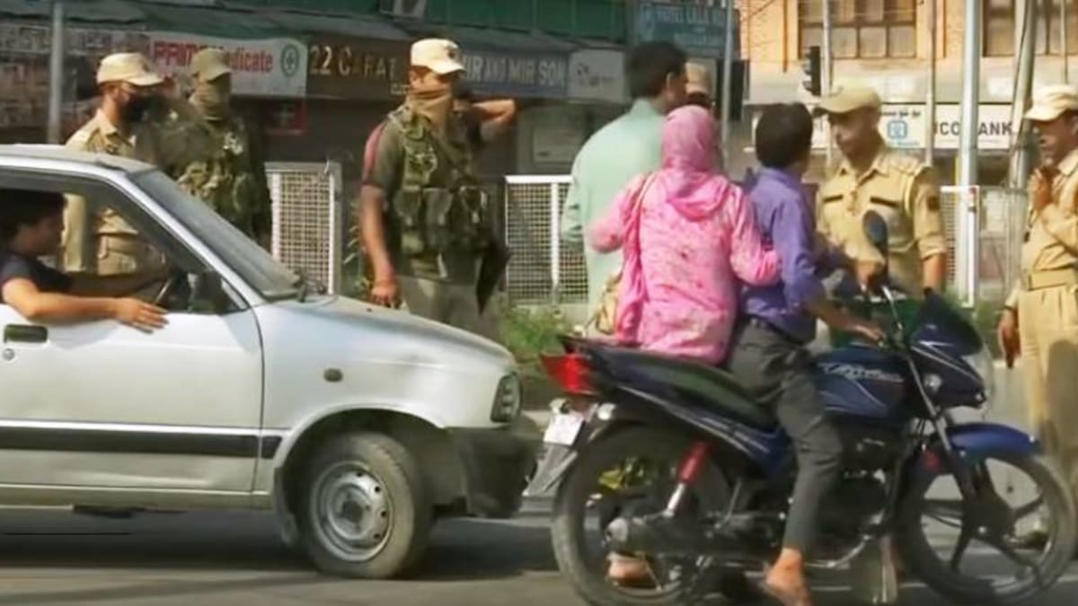 ulice v Kašmíru obsazená indickými vojáky