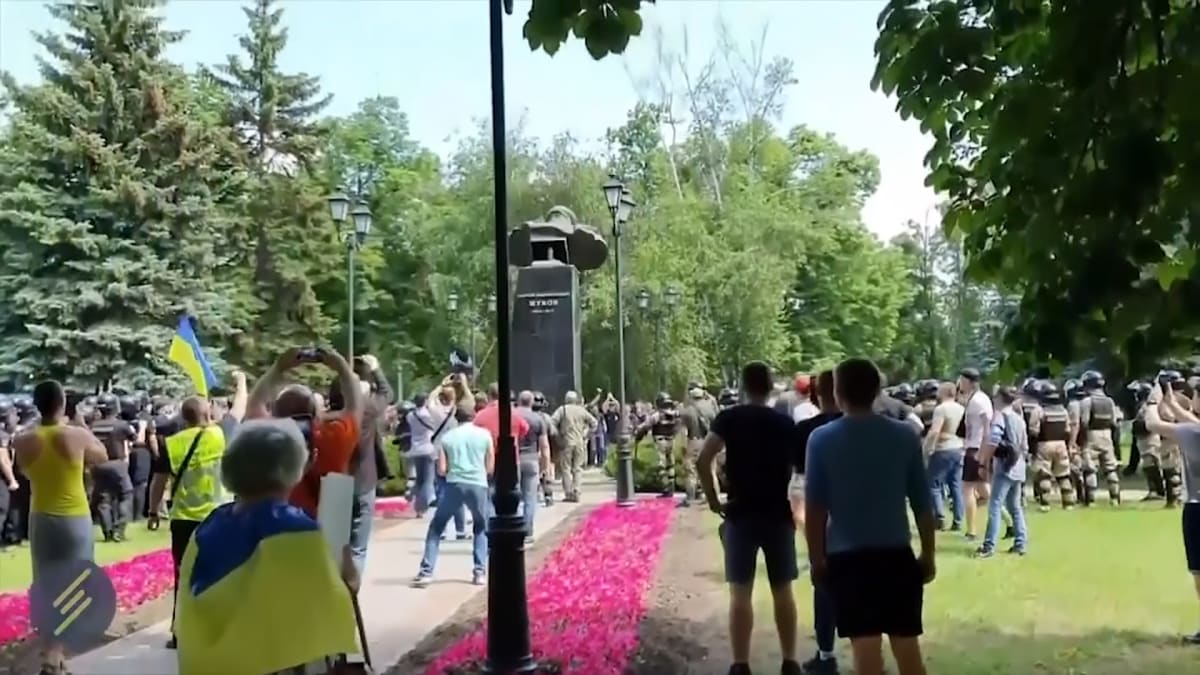 Ukrajinští nacionalisté v Charkově strhli pomník maršála Žukova