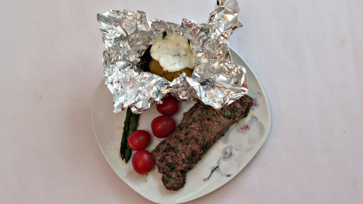 Grilovaný steak, pečené brambory