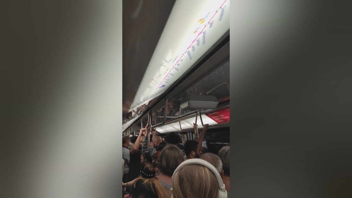 Cestující v pařížském metru zažili ve středu perné chvilky. 
