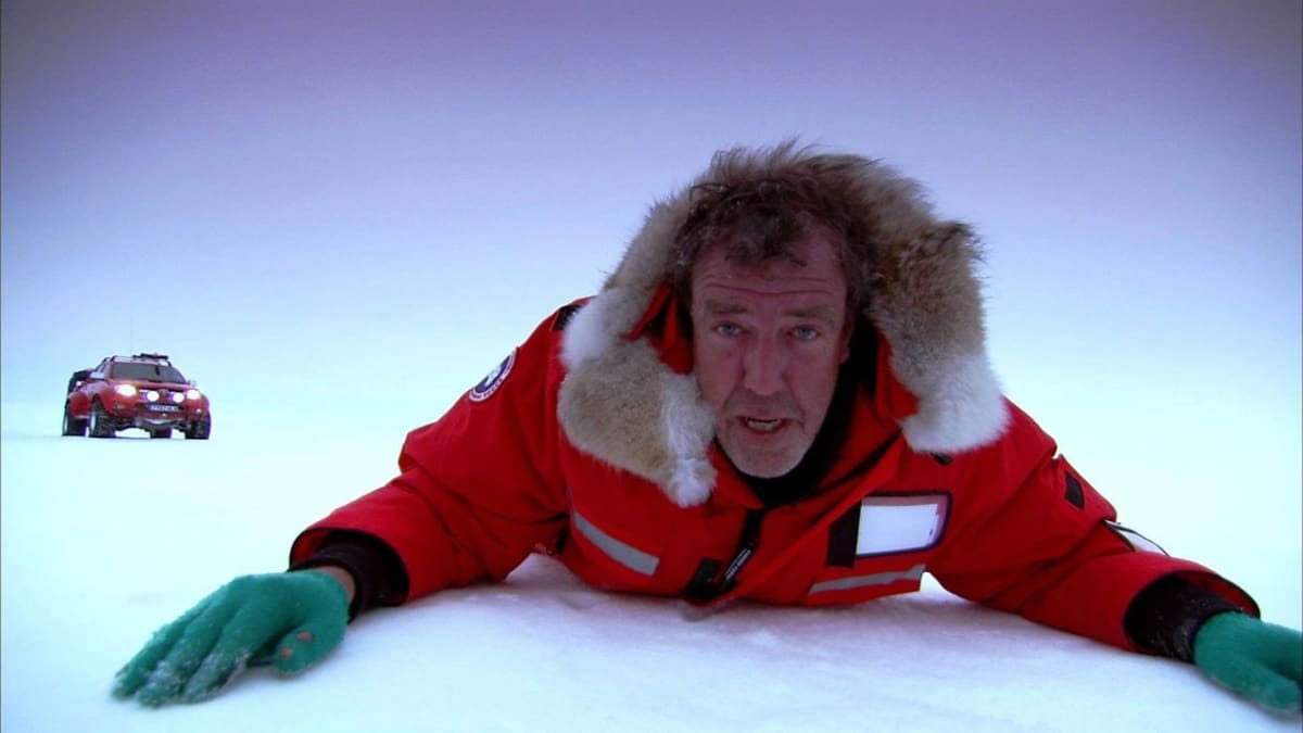 Jeremy Clarkson objímá severní magnetický pól. V pozadí upravená Toyota Hilux.